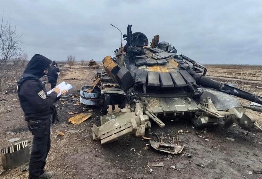 Последние новости украины потери россии. Подбитые российские танки в Украине. Подбитые украинские танки.
