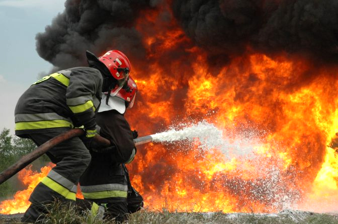 пожежники гасять пожежу, тушения пожара, пожар в поле, новости нежин, нежин пожар, майнежин ком