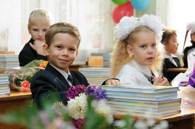 Першокласники, першокласники за партами