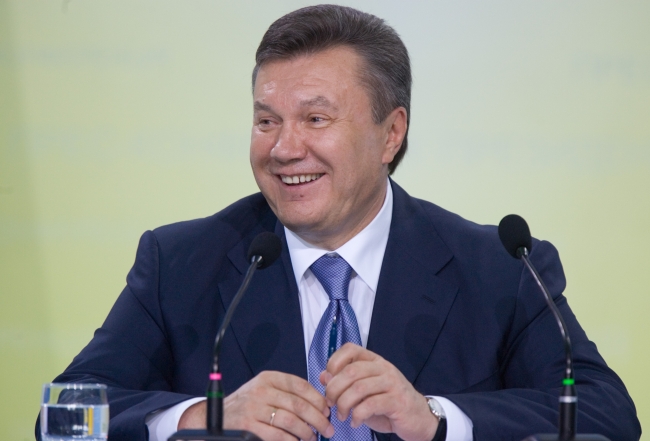 Янукович сміється, Яник улибается, Янукович Генпрокуратура, новости, нежин, ніжин янукович