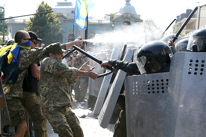 граната під верховною радою, порошенко сутичка під верховною радою, новини, ніжин новини, ніжин головний сайт, головний сайт ніжин