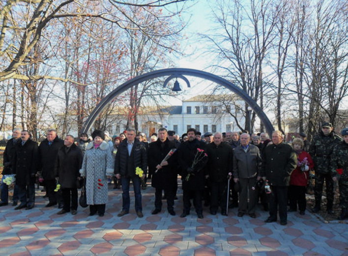 Покладання квітів до пам'ятника вічного вогню з нагоди річниці визволення України