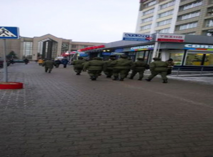 ЗМІ: Вулицями білоруського Гомеля ходять "зелені чоловічки" і розповідають, що готуються до війни