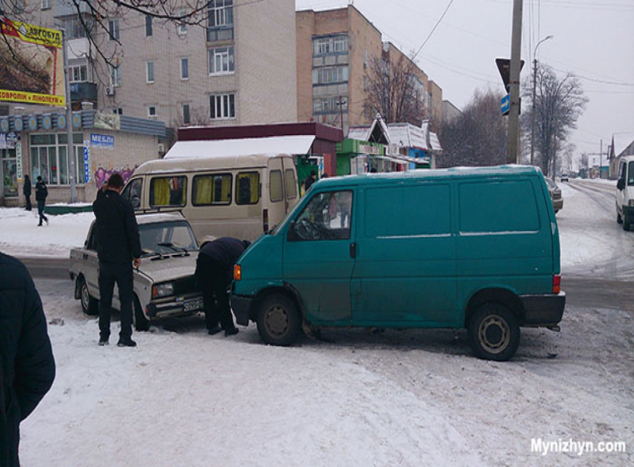 На розі Шевченка і Синяківської сталася аварія. Оновлено