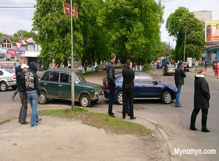 На розі Синяківської та Шевченка сталося ДТП