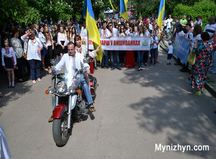 Дякуємо за участь у Першому ніжинському Мегамарші у вишиванках