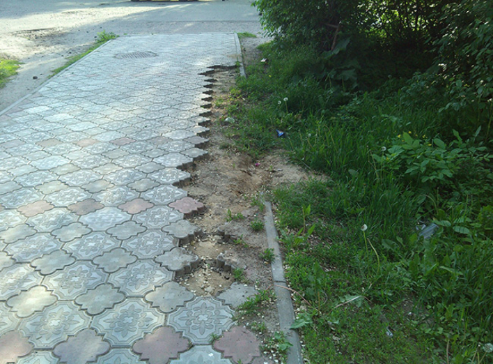Народна новина: По Хмельницького невідомі крадуть плитку з тротуару