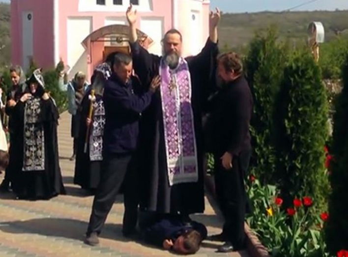 У Придністров'ї православний священик потоптався по "одержимому бісами". Відео