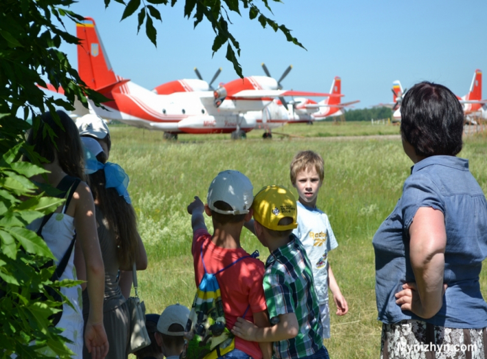 Екскурсія на ніжинський аеродром: Аж пілотом захотілося бути. Фото