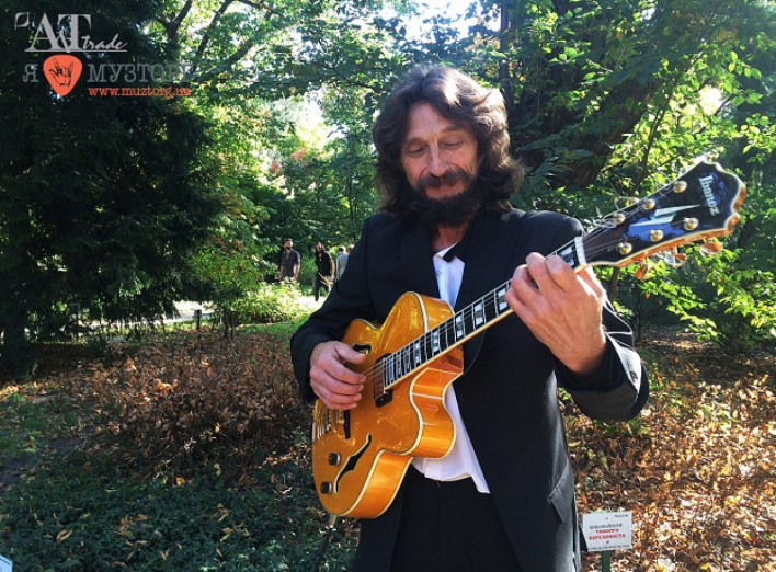 Сьогодні у Ніжині поховають відомого гітариста Віктора Казанцева