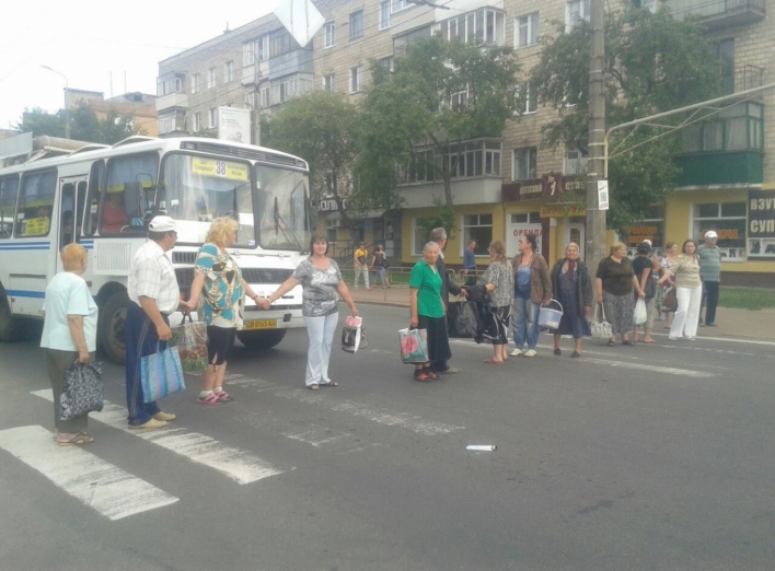 У Чернігові обурені люди, які не отримали продпакети  від БО "Укроп" перекрили дорогу