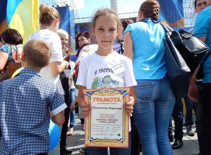 Марина Порошенко нагородила юну ніжинську художницю за перемогу у конкурсі  "Омріяна Україна очима дітей"