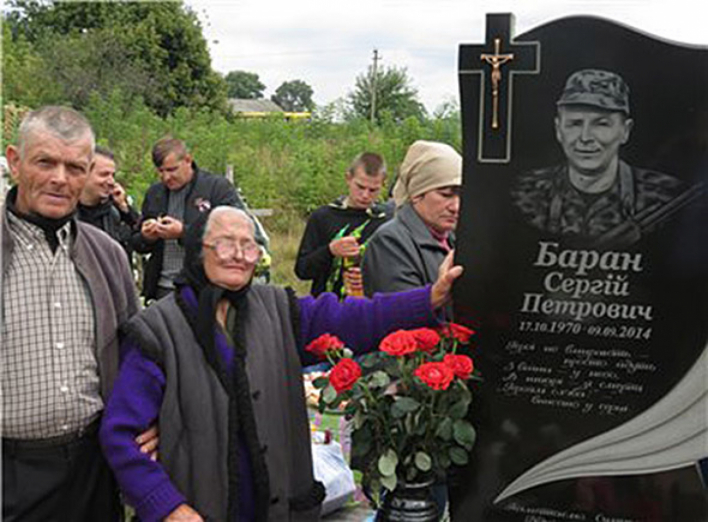На могилі загиблого учасника АТО Сергія Барана встановлено памятник