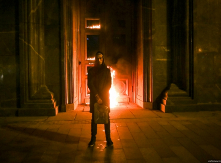 Російський художник-акціоніст підпалив двері ФСБ у Москві
