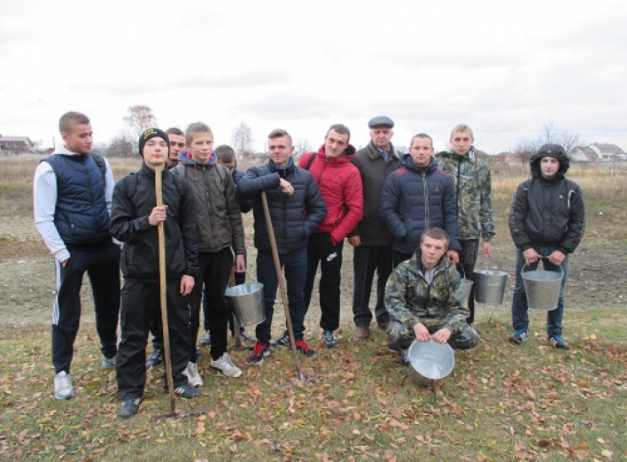 Учні аграрного ліцею впорядкували озеро у парку "Ветеран"