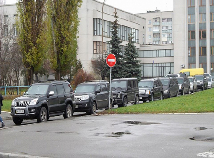 Фотофакт: на яких авто приїхали народні депутати на сесію обласної ради 