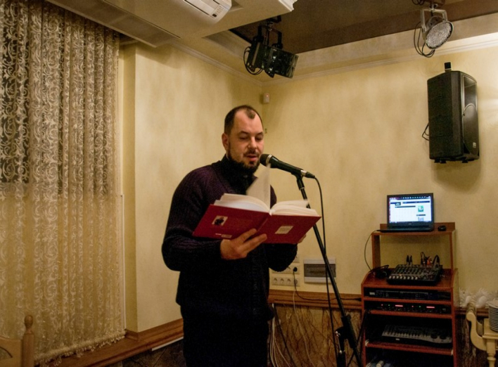 Боєць і поет Дмитро Лазуткін презентував "Червону книгу" у Ніжині