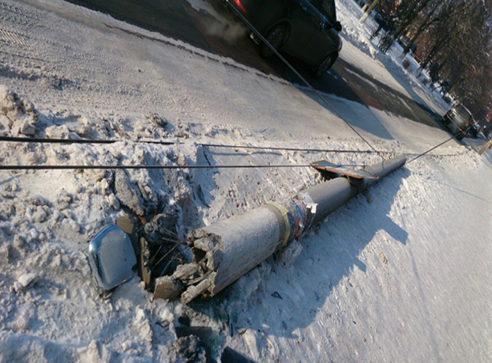 Біля Парку Шевченка автомобіль збив електричний стовп і зник з місця пригоди