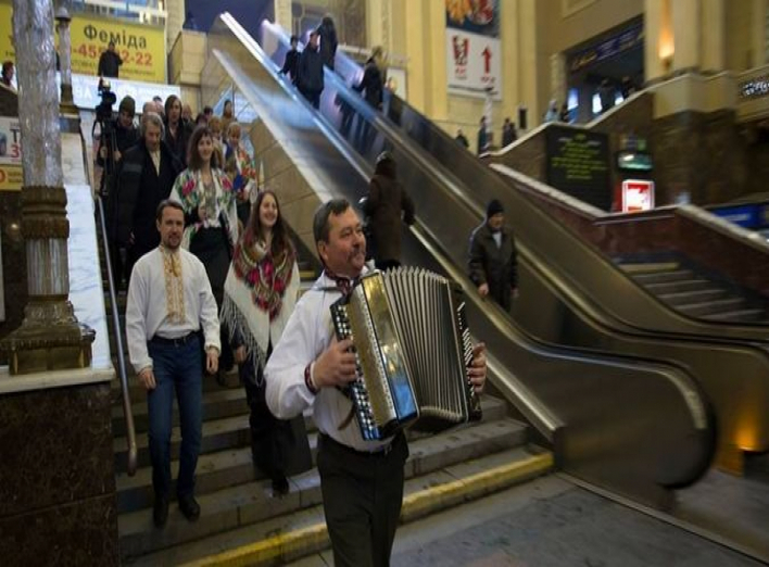Ніжинці на столичному залізничному вокзалі заспівали колядки