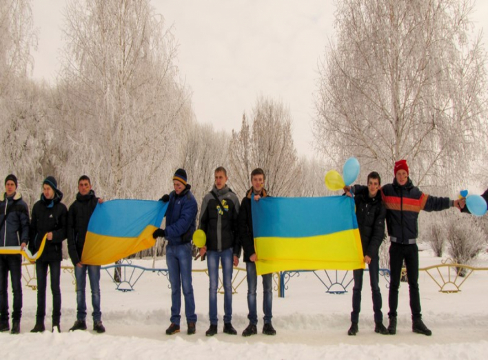 Студенти та викладачі аграрного ліцею влаштували «Ланцюг єдності» до Дня Соборності України