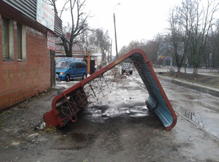 На вулиці Шевченка впала зупинка 14 лютого