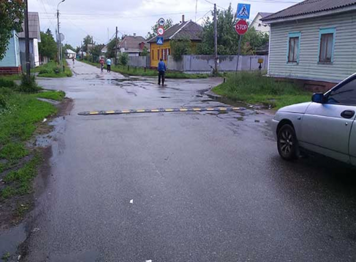Народна новина: На вулиці Чернігівській встановили "лежачого поліцейського" 