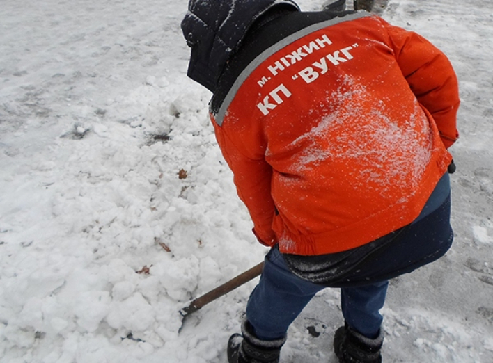 Ніжинські комунальники борються зі сніговою стихією 
