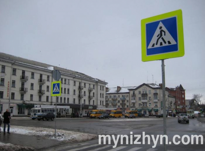 По вулиці Шевченка встановлюють нові знаки пішохідного переходу