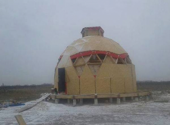 Учасник АТО зводить незвичайний будинок у формі купола