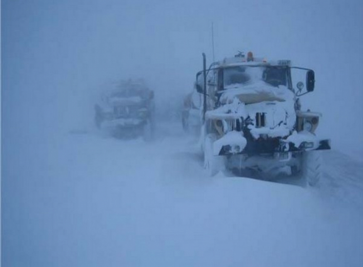 У сніговий полон на Чернігівщині потрапило 12 автівок 