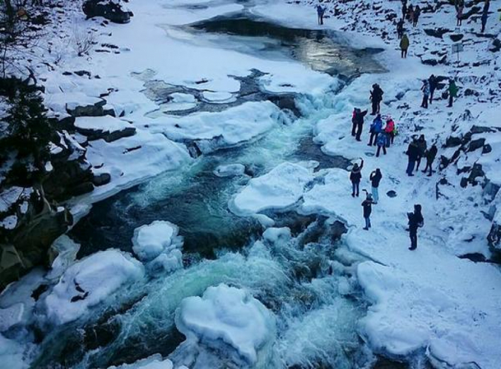 У Карпатах замерз найбільший каскадний водоспад України: з'явились неймовірні фото