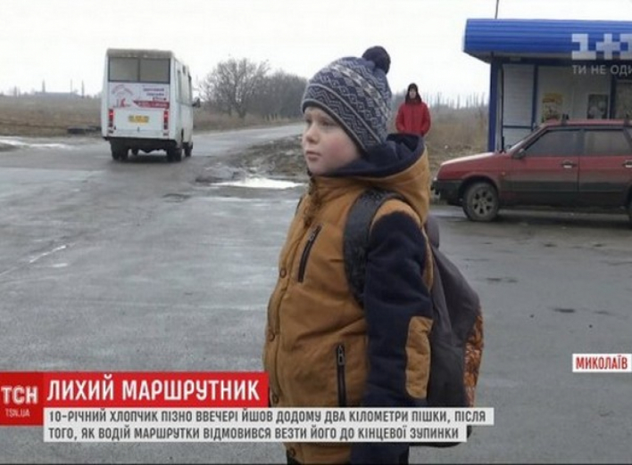 Водій маршрутки в Миколаєві виштовхнув 10-річного хлопчика, а потім побив його маму