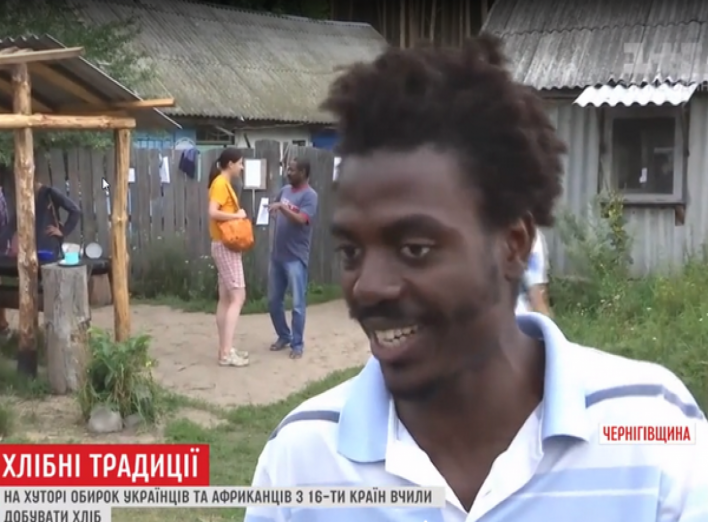 На Чернігівщині африканці та українці змагалися у вправності з хліборобської праці