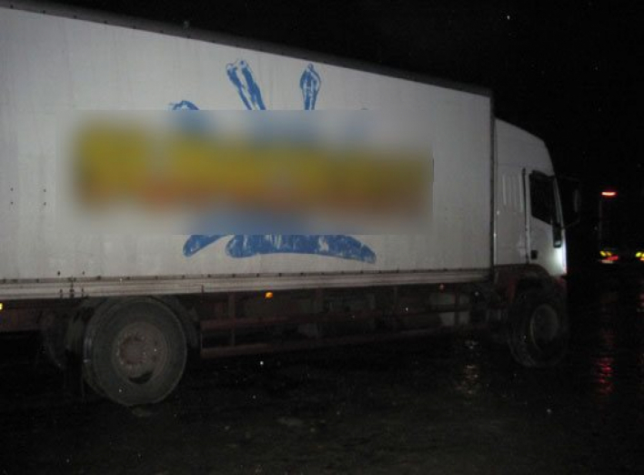 Гоп-стоп на київській трасі: четверо в масках обстріляли вантажівку  та забрали сейф