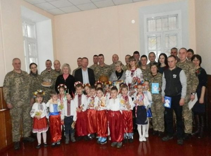 Маленькі дошкільнята привітали військових зі святом