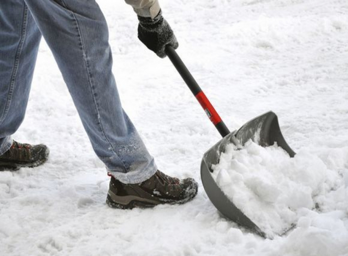 Прибирання снігу – запобігання травматизму