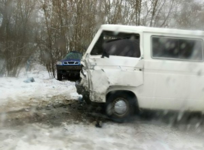 Смертельна ДТП на Чернігівщині: водій на «Ланосі» влетів у мікроавтобус