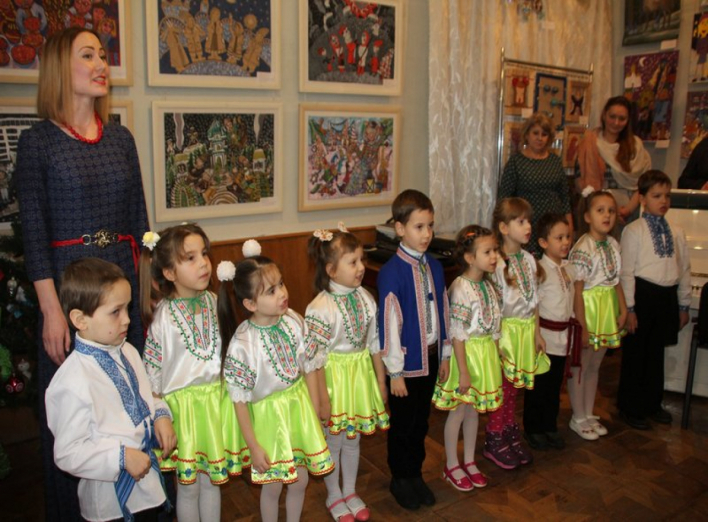 У краєзнавчому музеї відкрили виставку робіт учасників конкурсу«Різдвяні барви»
