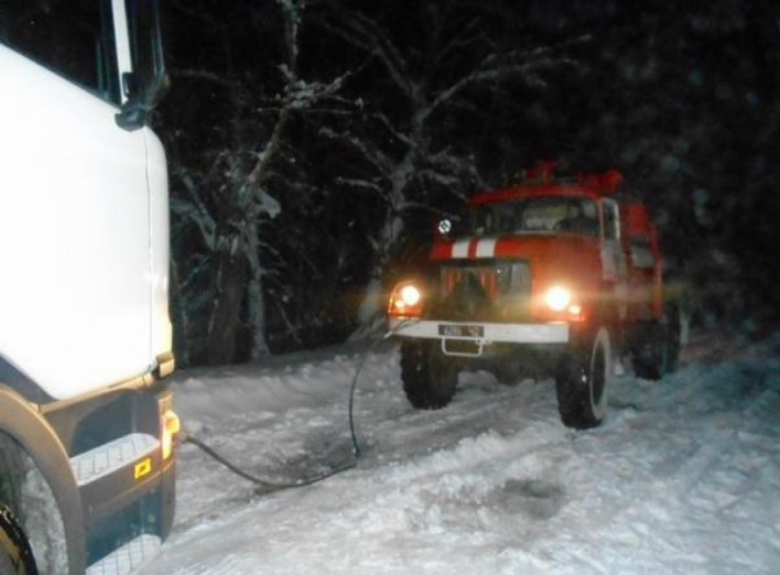 Рятувальники кілька разів звільняли машини зі снігового полону