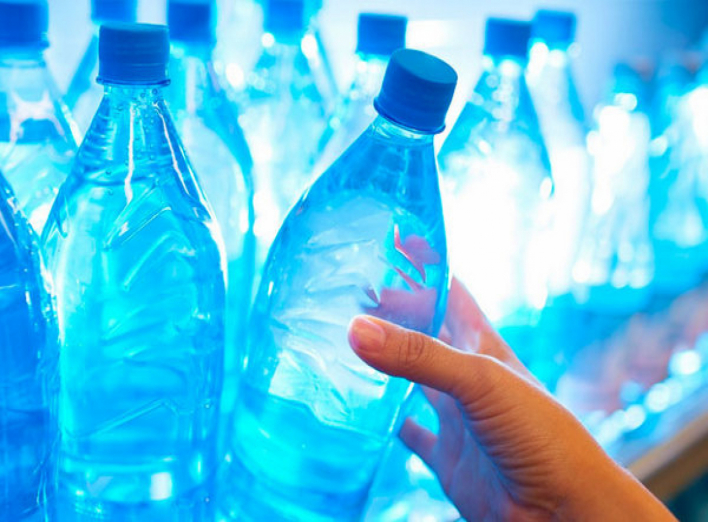 Пластикові пляшки отруюють воду