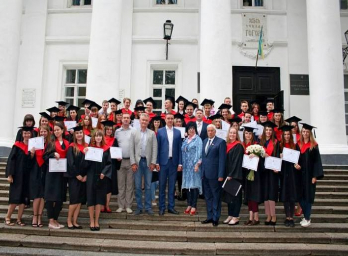 В університеті Гоголя вручили "червоні дипломи"