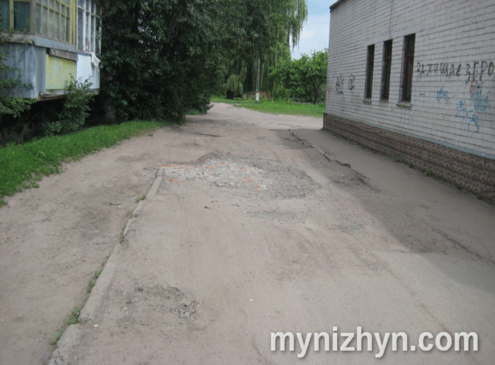 Жителі вулиці Корчагіна просять міську владу відремонтувати дорогу біля будинку 