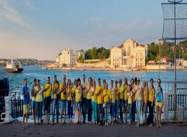 Жителі Севастополя привітали Україну з державними святами