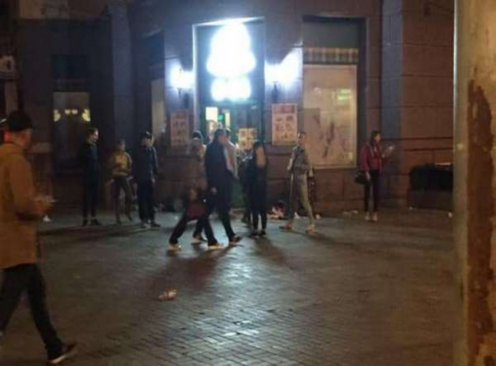 У центрі Києва натовп дітей пограбував магазин