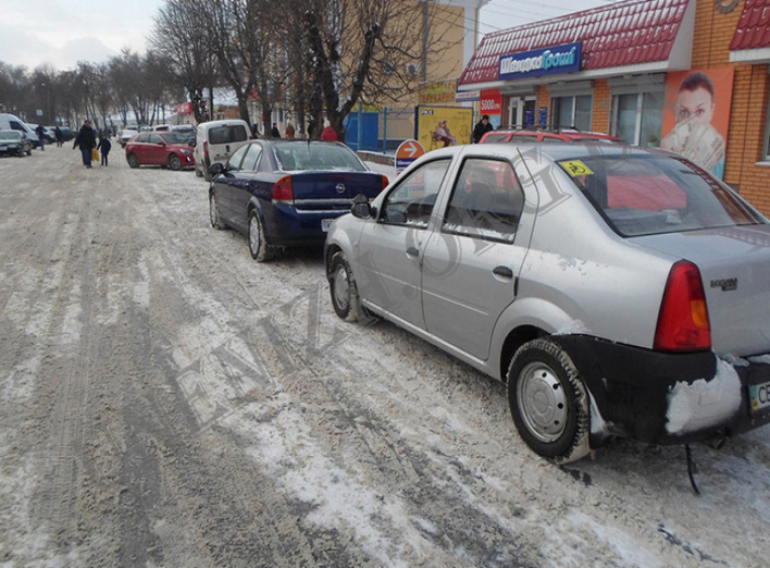 Комунальники планують евакуювати автомобілі, що заважають прибиранню снігу