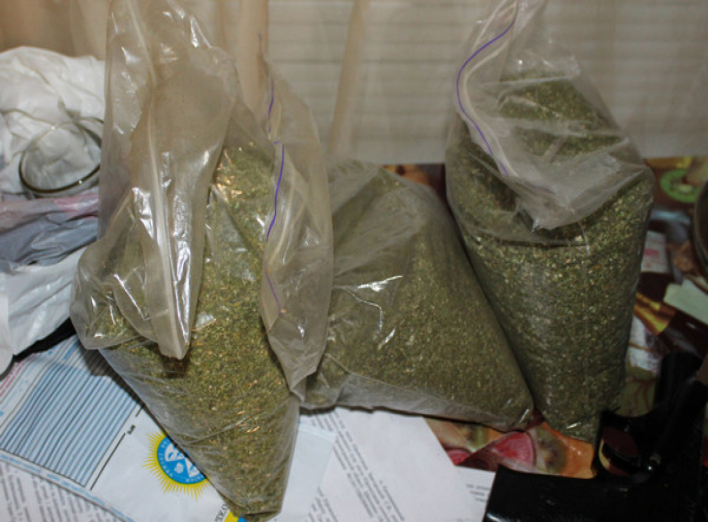 Під час обшуків ніжинська поліція вилучила наркотиків на 60 тисяч гривень