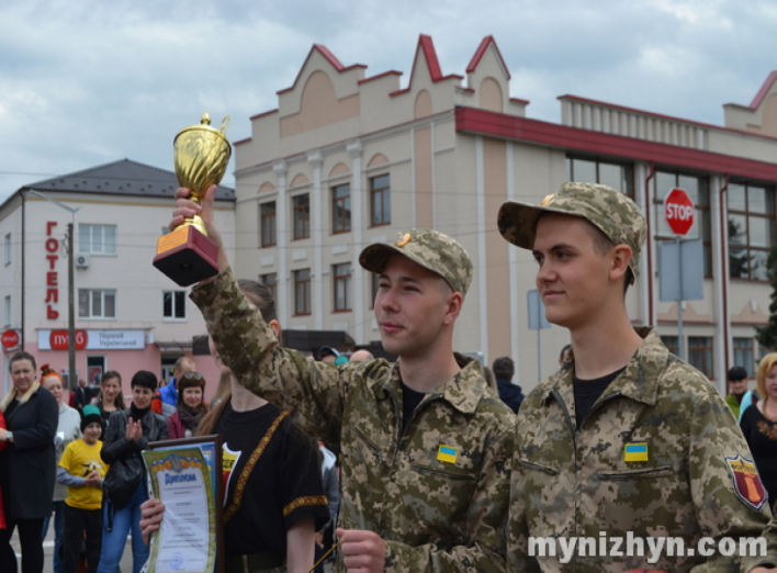 На площі вітали переможців міського етапу військово-патріотичної гри «Джура»