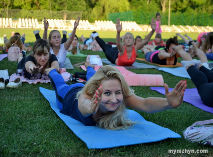 І приємно і корисно: День йоги у Ніжині. Фото