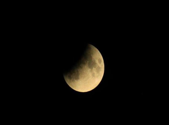 Цієї ночі ніжинці могли спостерігати місячне затемнення. Фото