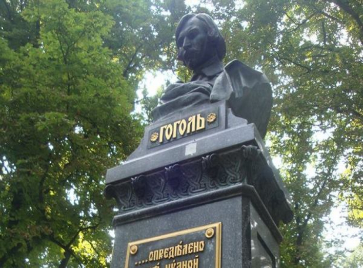 Перший у світі пам'ятник Гоголю стоїть в Ніжині вже 138 років 